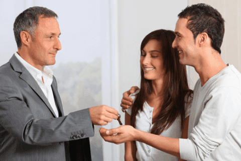 Agent immobilier lors de la remise des clefs