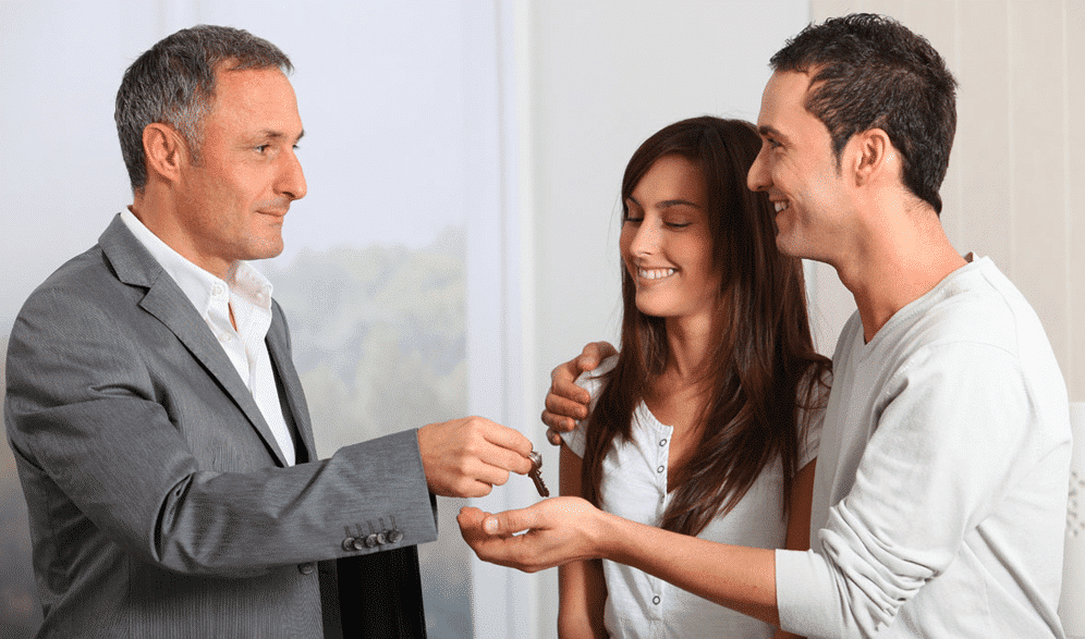Agent immobilier lors de la remise des clefs