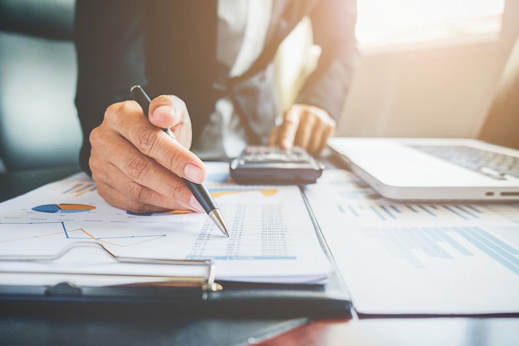 Homme qui calcule pour payer moins d'impôts