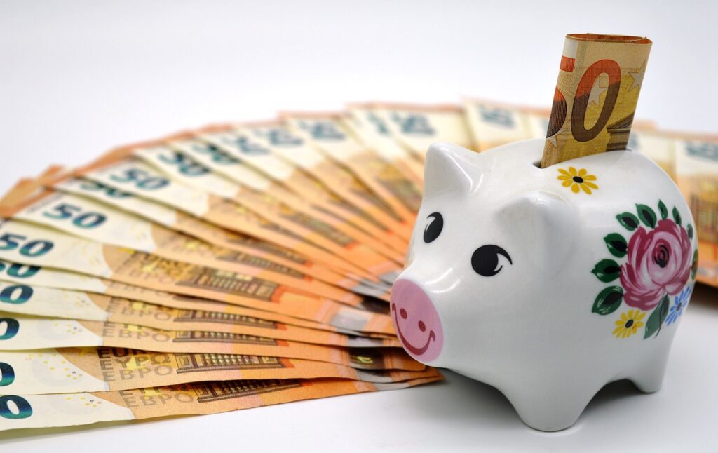 Tirelire à côté de billets de banque