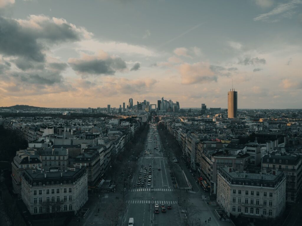 Vue depuis l'Arc de Triomphe à Paris