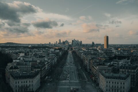 Vue depuis l'Arc de Triomphe à Paris