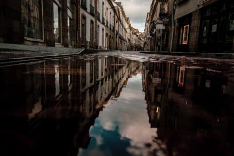 Rue avec des maisons à Rennes
