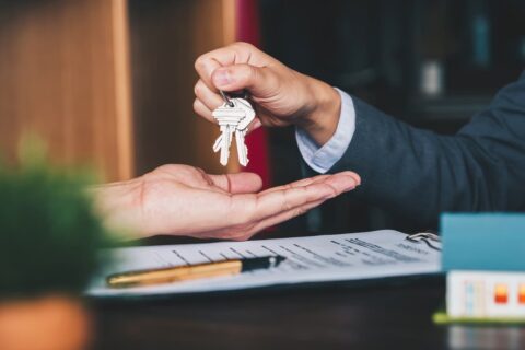 Agent immobilier donnant des clefs de maison