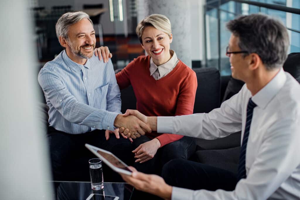 Couple a obtenu un accord avec leur courtier immobilier dans le bureau