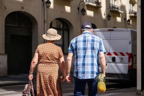 Un couple de retraité marchant dans une rue de Paris