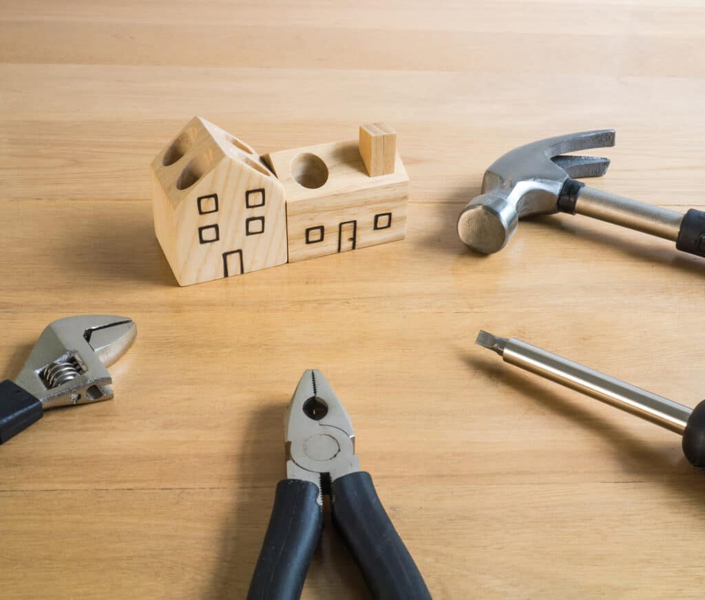 Ensemble d'outils avec maison en bois.