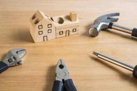 Ensemble d'outils avec maison en bois.