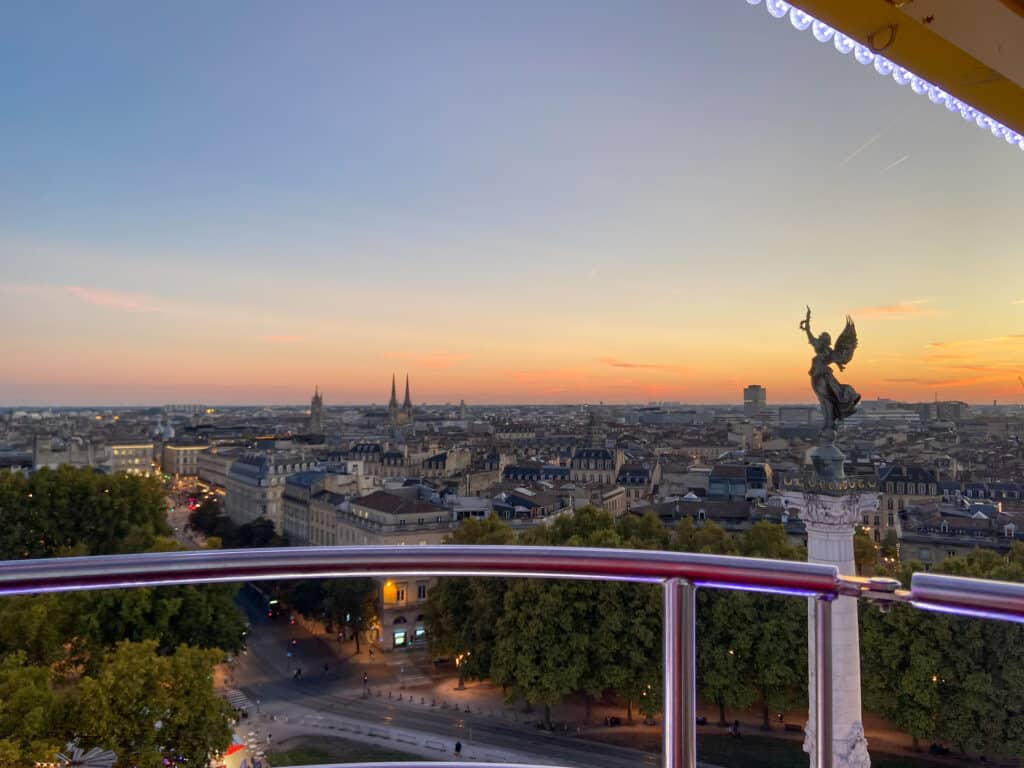 Paysage urbain au coucher du soleil à Bordeaux