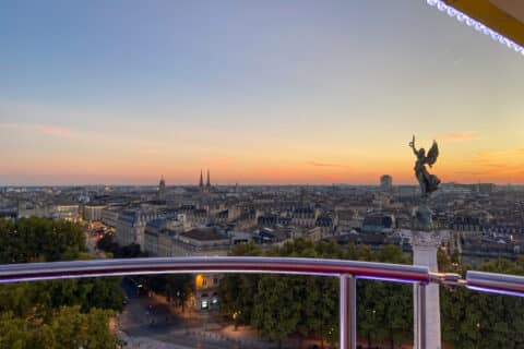 Paysage urbain au coucher du soleil à Bordeaux