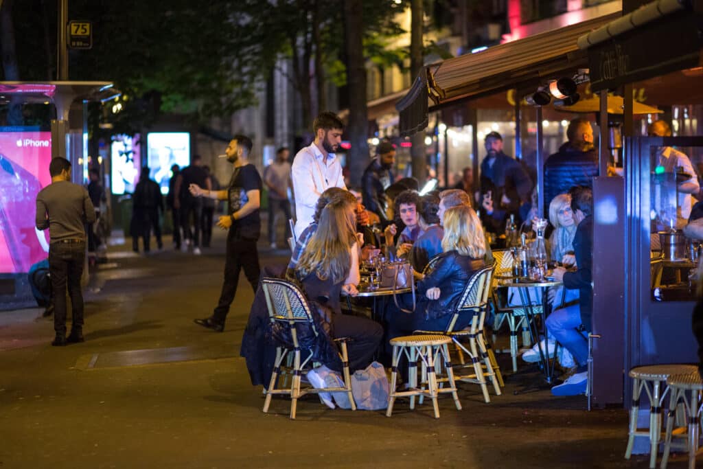 Personnes dans un restaurant de rue dans la nuit à Paris
