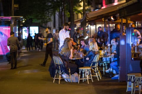Personnes dans un restaurant de rue dans la nuit à Paris