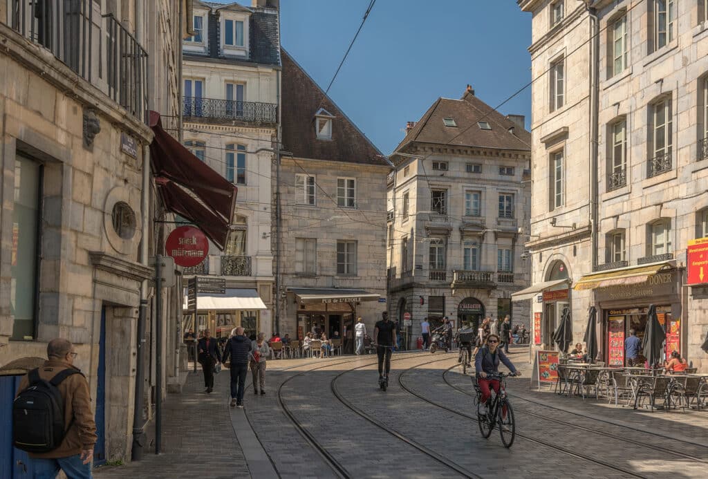 Des personnes dans une rue de Besançon