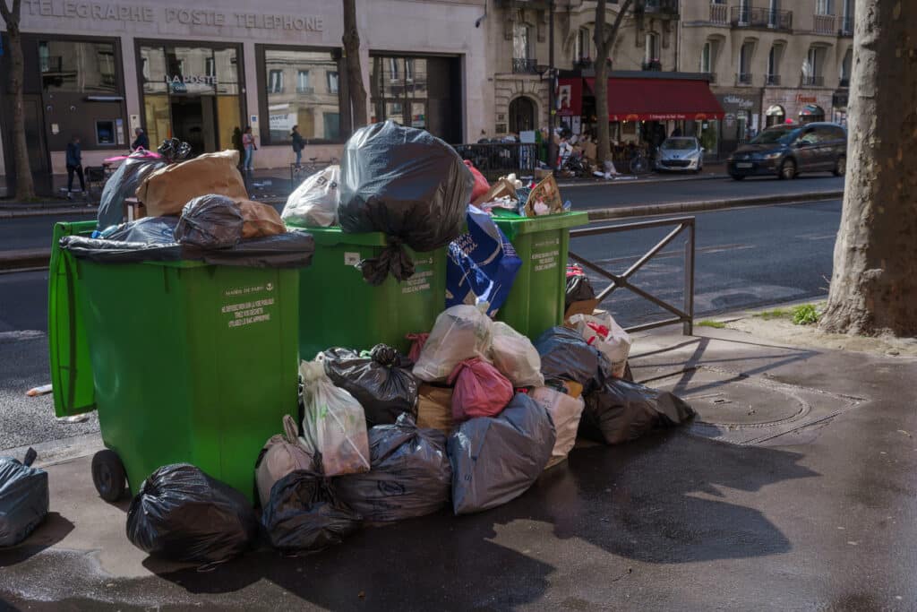 Poubelles débordantes dans la rue de Paris, en France, lors de la grève de la réforme des retraites en 2023