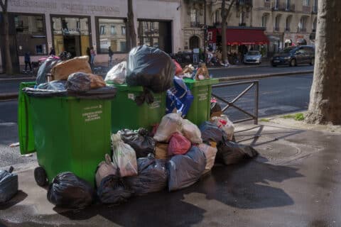 Poubelles débordantes dans la rue de Paris, en France, lors de la grève de la réforme des retraites en 2023