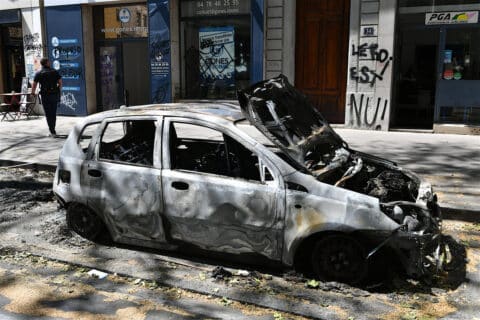 Voiture incendiée dans une rue de Lyon