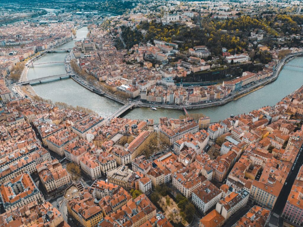 Vue aérienne de Lyon traversée par le Rhône