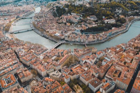 Vue aérienne de Lyon traversée par le Rhône