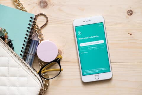 Apple iPhone 6s plus avec l'application Airbnb à l'écran