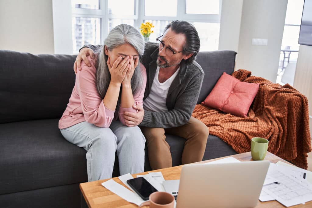 L'homme console sa femme pleurant