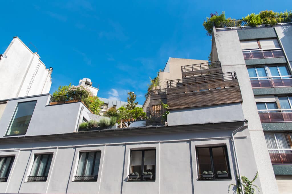 Immeuble avec terrasse sur le toit