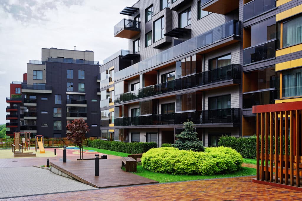 Nouveau bâtiment dans un quartier résidentiel