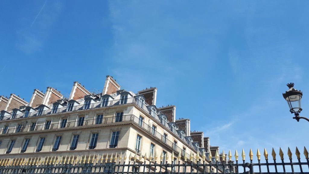 Les toits de Paris avec un ciel bleu