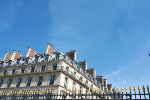 Les toits de Paris avec un ciel bleu