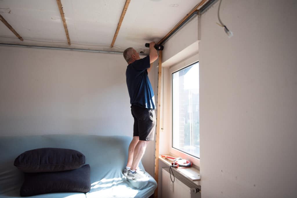 Un artisan rénove un appartement