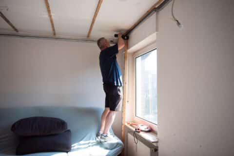 Un artisan rénove un appartement