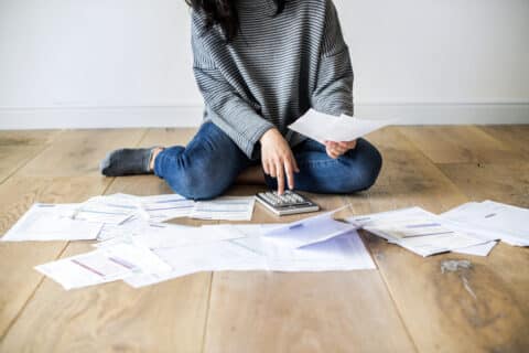 Femme qui calcule ses dettes