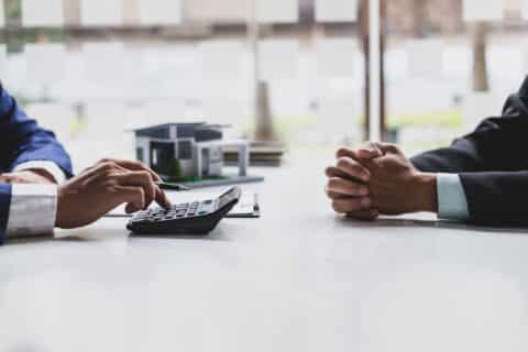Des agents immobiliers discutent du taux de prêt