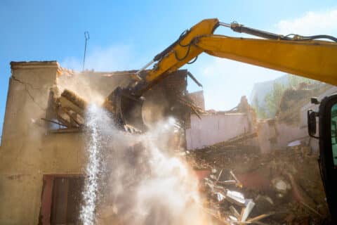 Bulldozer détruisant une maison