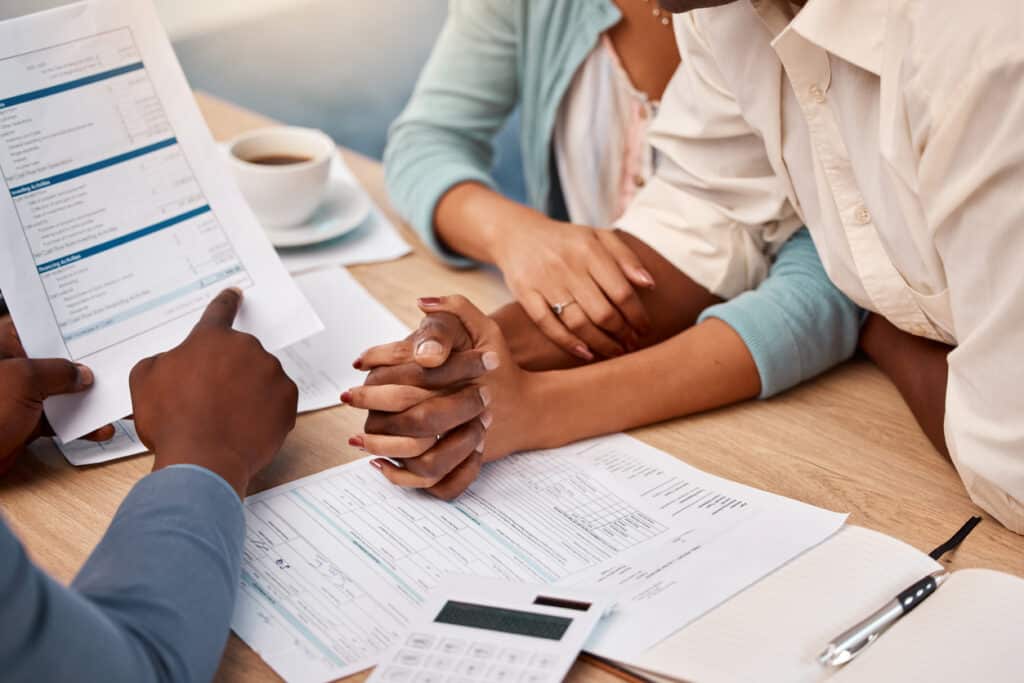 Couple avec un conseiller en gestion de patrimoine
