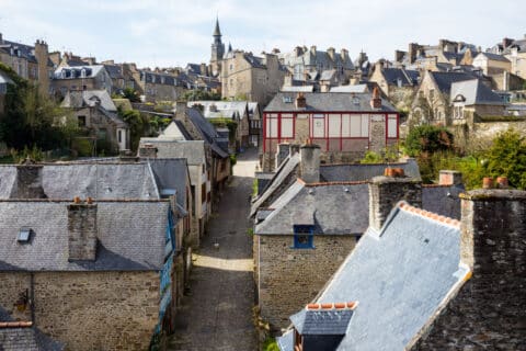 Maisons à colombages dans la ville de Dinan en Normandie