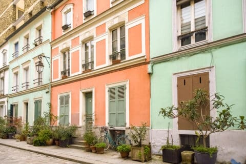 Maisons colorées de la rue Crémieux à Paris