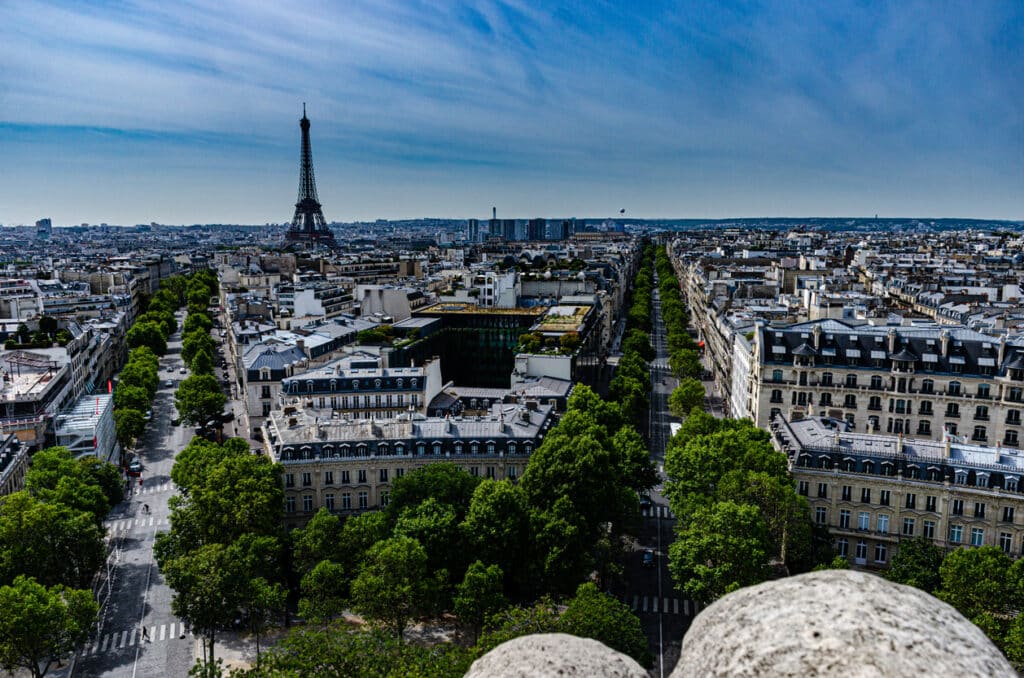 Paris et la Tour Eiffel vue du haut de l'Arc de Triomphe