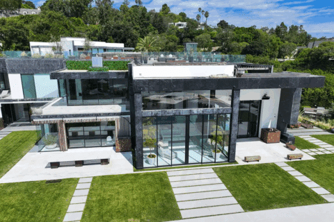 Vue sur l'entrée du manoir d'Edwin Castro à Los Angeles