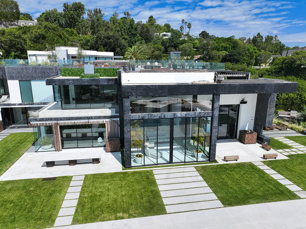 Vue sur l'entrée du manoir d'Edwin Castro à Los Angeles