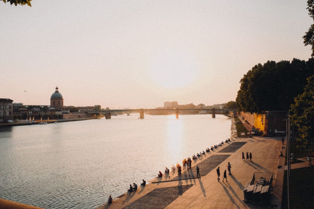 Des étudiants sur la promenade de la Garonne à Toulouse