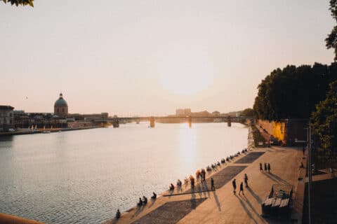 Des étudiants sur la promenade de la Garonne à Toulouse