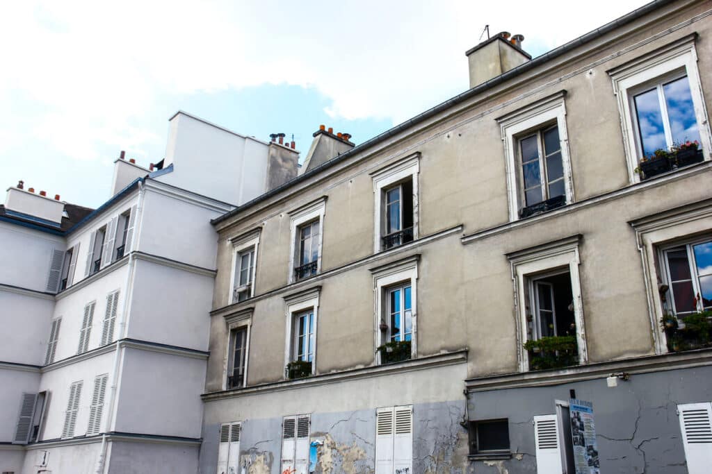 Façade d'un batiment avec des logements insalubres à Paris