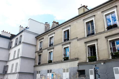 Façade d'un batiment avec des logements insalubres à Paris