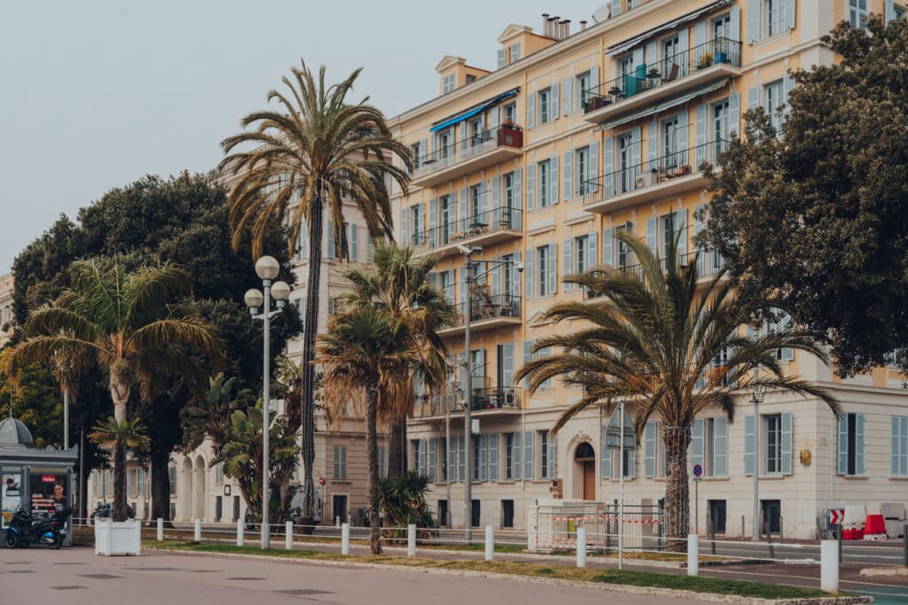 Façade d'un immeuble résidentiel sur la Promenade des Anglais à Nice