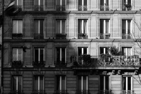 Façade de logements à la française en noir et blanc