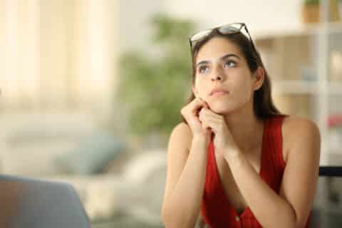 Femme distraite qui pense à sa future maison