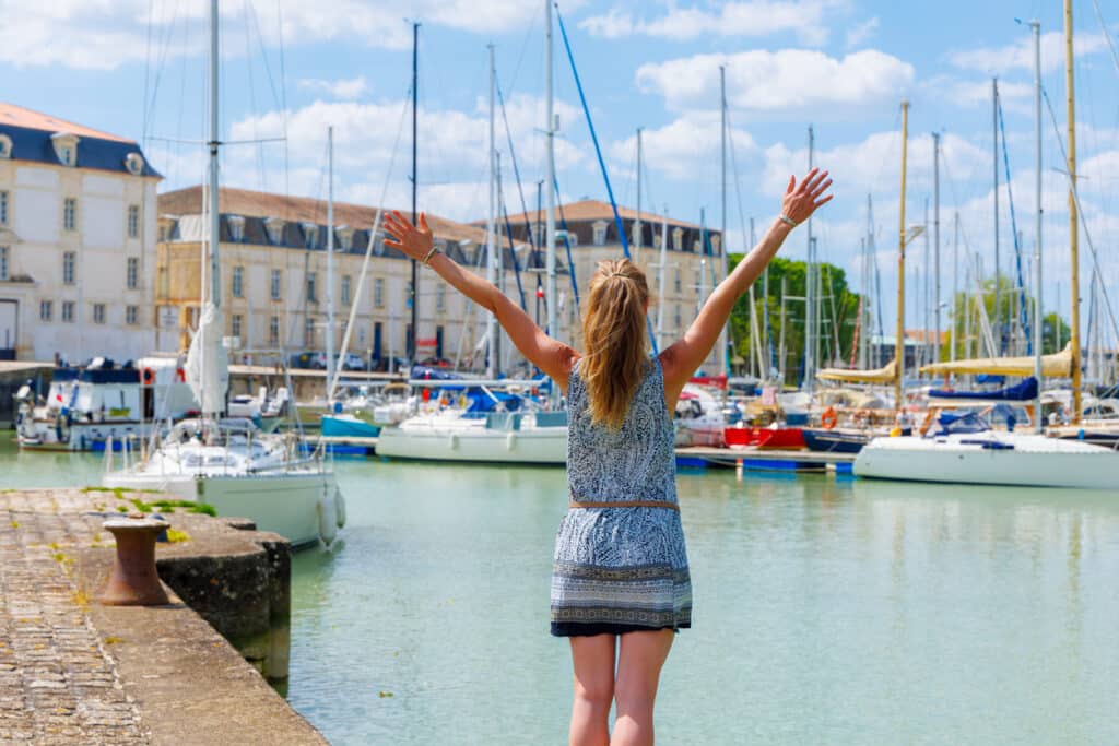 Femme visitant la ville et le port de Rochefort en Charente Maritime