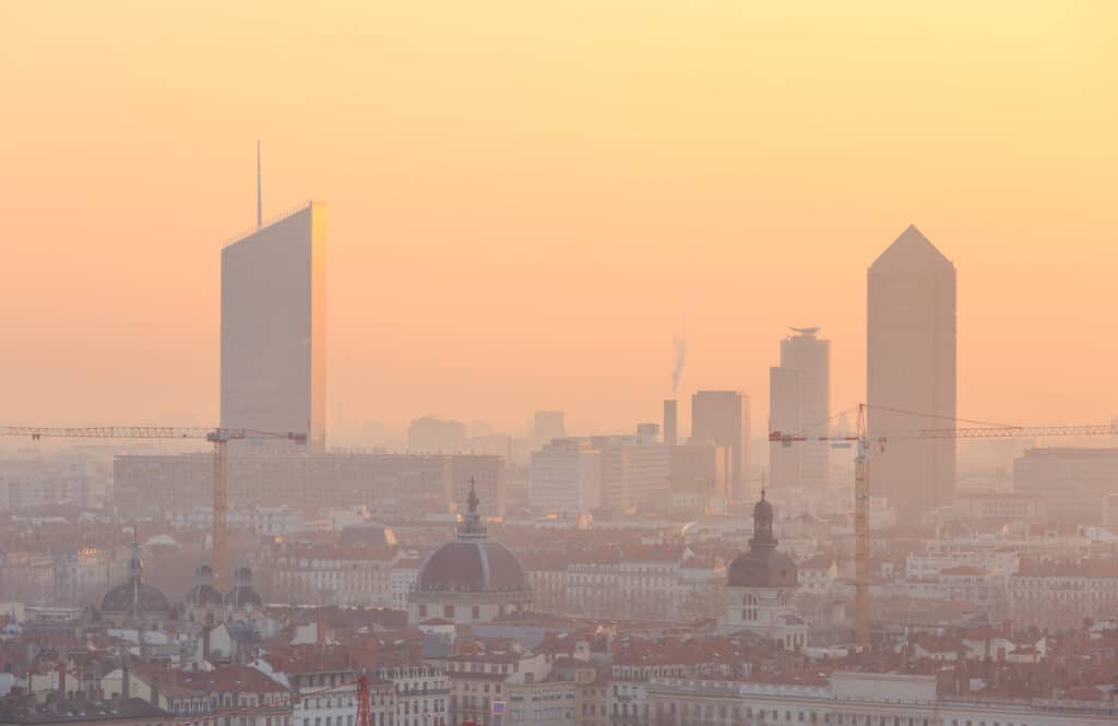 Lever du soleil dans le quartier de Part-Dieu à Lyon