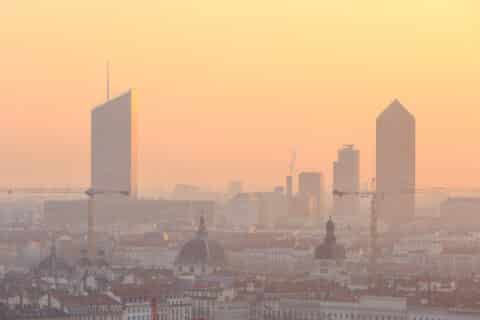 Lever du soleil dans le quartier de Part-Dieu à Lyon