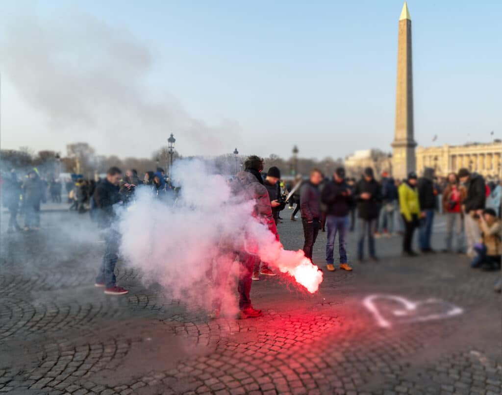 Manifestation sociale devant l'Obélisque de Louxor sur la place de la Concorde à Paris